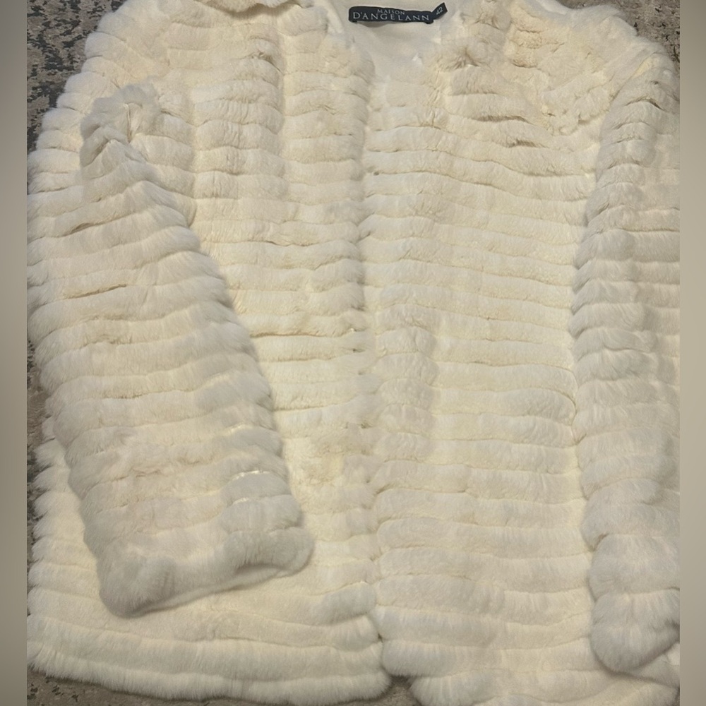 Elegant White Fur Coat- Maison D’Angelann - Picture 7 of 9